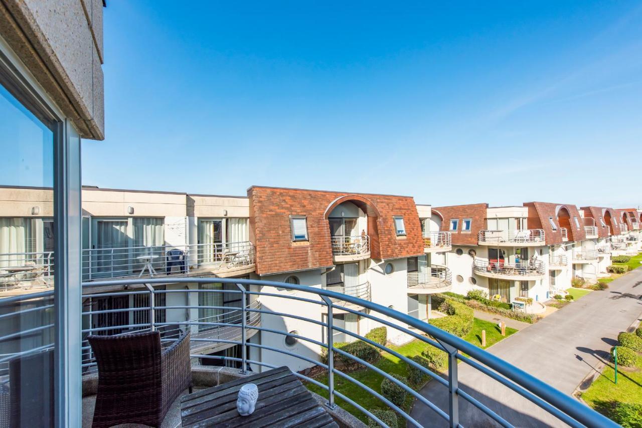 Modern Apartment With Terrace & Public Pool Bredene Eksteriør bilde